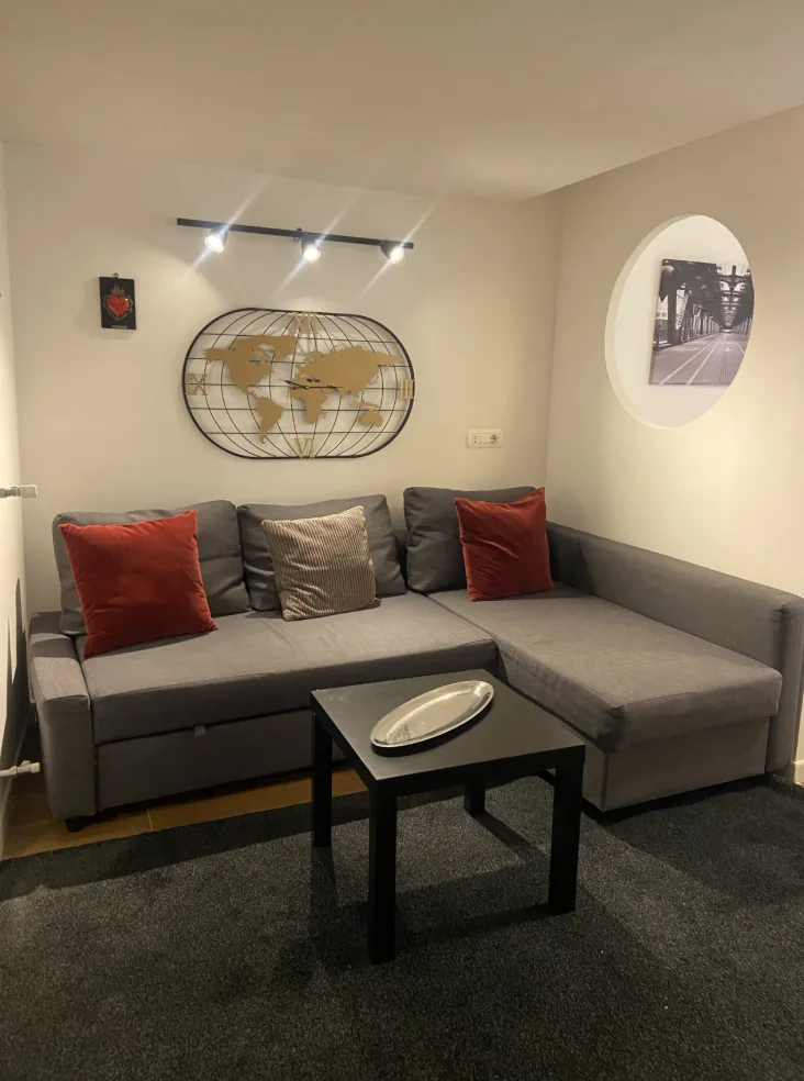 Divano angolare e decorazione a mappamondo