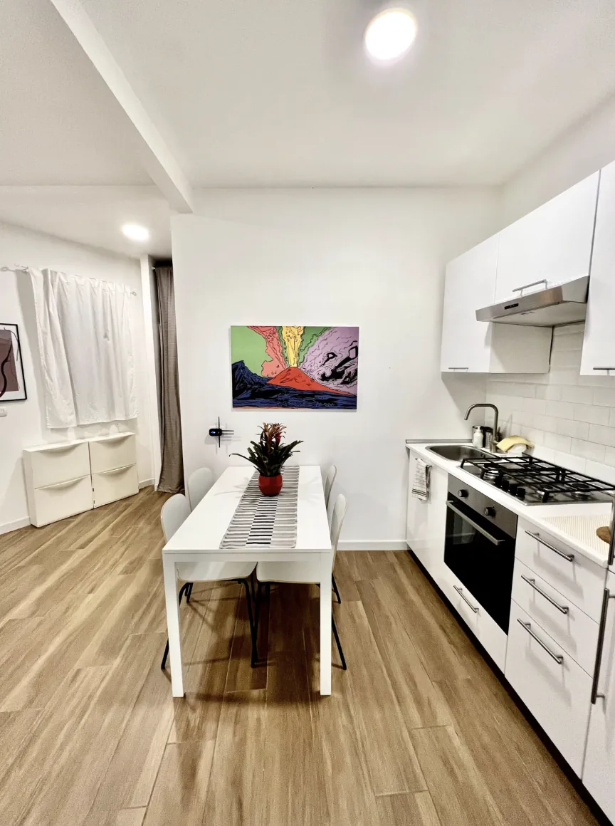 Cucina con tavolo e quadro del vulcano