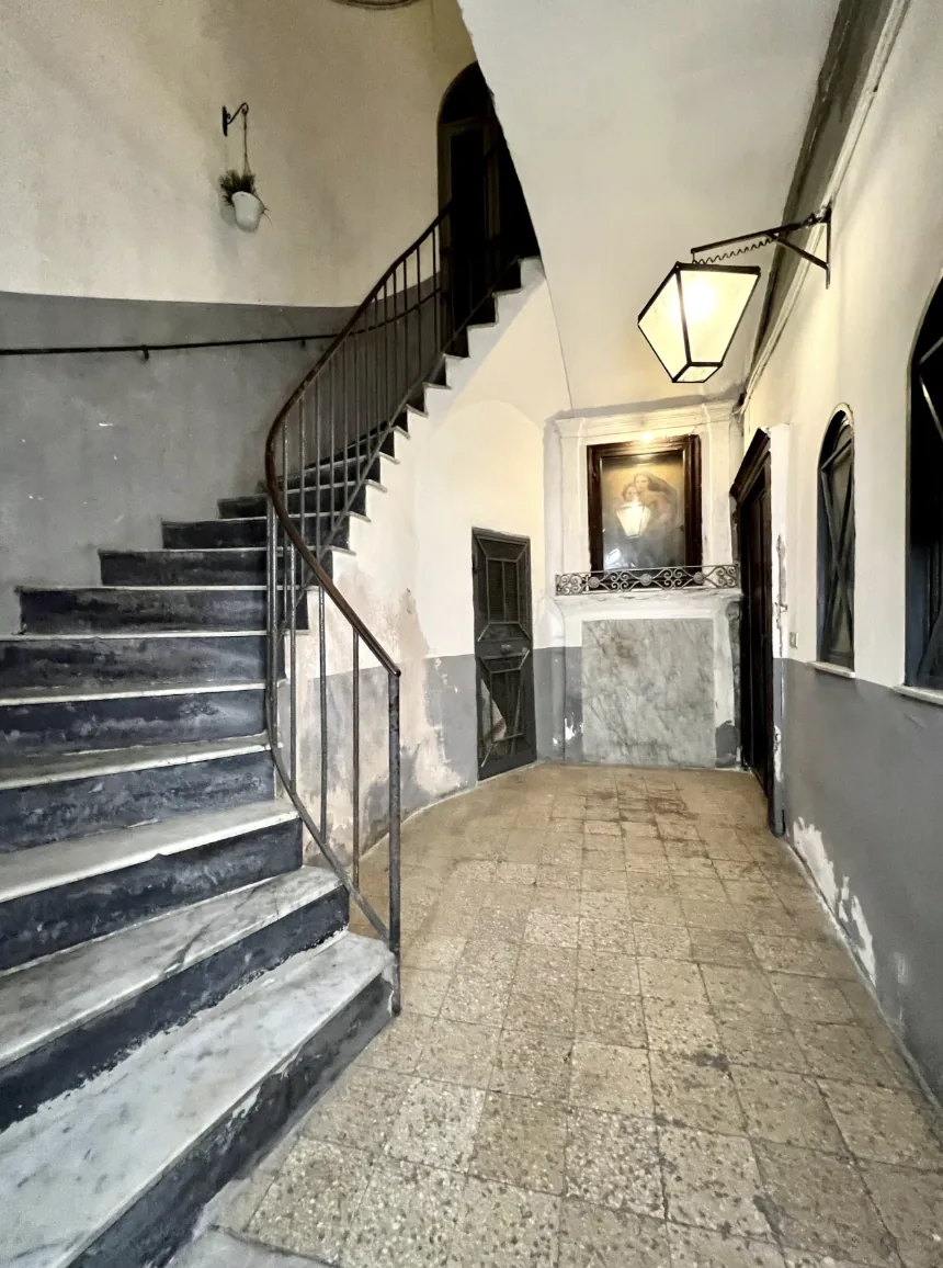 Scala e ingresso del palazzo