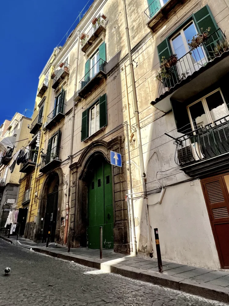 Facciata del palazzo e strada