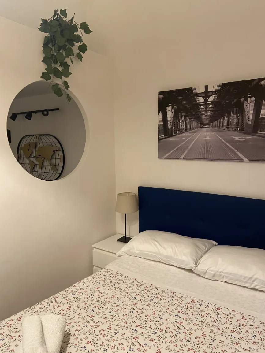 Dettaglio del letto e apertura circolare sulla zona giorno