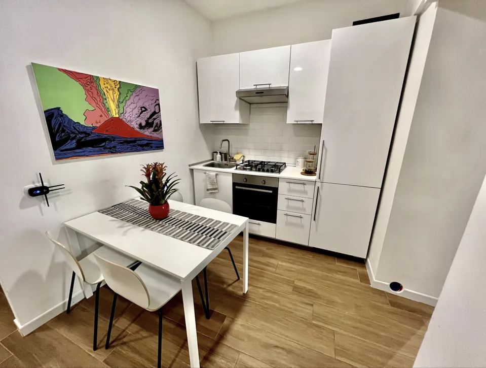 Cucina con forno, frigorifero e tavolo