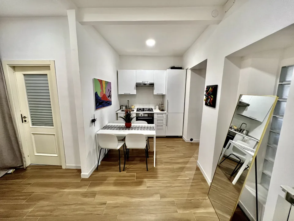 Vista frontale della cucina e zona pranzo