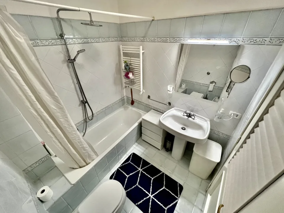 Bagno con vasca, doccia e lavabo