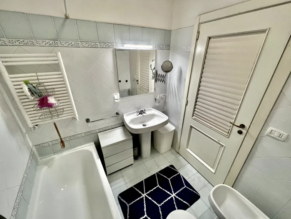 Lavabo, specchio e vasca del bagno