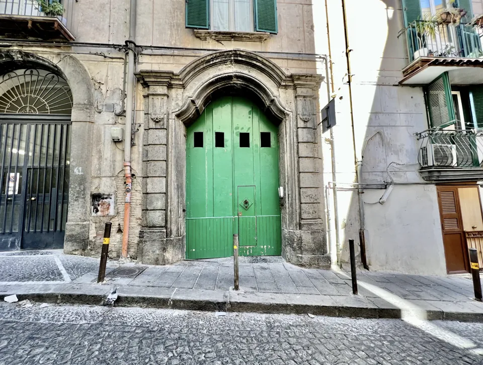 Portone verde e facciata del palazzo